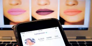 أصدرت الهيئة العامة للإعلام المرئي والمسموع عقوبة بحق أحد مشاهير التواصل الاجتماعي لمخالفته ضوابط المحتوى الإعلامي. Ù…Ø´Ø§Ù‡ÙŠØ± Ø§Ù„ØªÙˆØ§ØµÙ„ Ø§Ù„Ø§Ø¬ØªÙ…Ø§Ø¹ÙŠ ÙŠ Ø´Ø¹Ù„ÙˆÙ† Ø³ÙˆÙ‚ Ø·Ø¨ Ø§Ù„ØªØ¬Ù…ÙŠÙ„