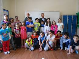 The spanish government owns the school, which occupies a former dominican convent, and the ministry of education, culture and sports of spain manages the school. Valentin Garcia Se Acerca Al Estudiantado Londinense De Lengua Literatura Y Cultura Gallegas Que Cursa Estudios En El Vicente Canada Blanch Galiciaaberta Secretaria Xeral Da Emigracion