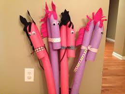 Steckenpferd Aus Einer Poolnudel Basteln Kindergeburtstag Pferde Pferde Geburtstag Prinzessinengeburtstag