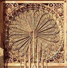 Medieval beverley minster has an example of an early gothic wheel window with ten spokes, each light terminating in a cusped trefoils and surrounded by decorative plate tracery. Rose Window Wikipedia