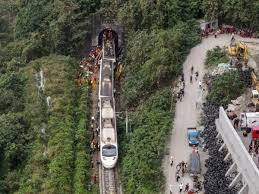 Taiwan media said many people were standing as the train was so full, and were thrown about when it crashed. Xcvezah2lj E7m