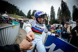 Piotr staroń es un fotógrafo polaco, que trabaja para vitalmtb y está especializado en fotografía deportiva, más concretamente en deportes extremos como el mtb, el snowboard, el. Mtb Rider Exklusiv Interview Mit Little Miss Downhill Vali Holl In Lenzerheide