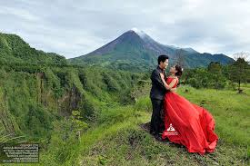 17 foto prewed casual hijab outdoor simple romantis niken+pandu Foto Prewedding Outdoor Unik Lihat 7 Foto Prewed Di Gunung Merapi Jogja Ini Fotografer Pernikahan Prewedding Wedding Photographer Jogja Yogyakarta Indonesia