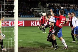 Lask, defeated by manchester united in this competition in the last 16 in august, had their best spell just before the break when gernot trauner had a shot blocked, before joe hart flew to his. Lask Boarische Wikipedia