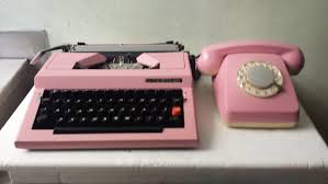 1 Vintage Rose Telephone Fixe Machine A Ecrire Avec Etui De Transport Toutes Les Marque Pour Decorations Et Collections In 2020 Typewriter Vintage Telephone Portable Typewriter
