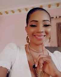 La go d'akono ci tu lap même quoi pourquoi tu es contente comme ça ? 🤔🤔🤔  Ah ok tu as 1 an de plus ce jour alors Parlons stars du bikutsi te