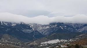 En diversas regiones montañosas de veracruz se registró caída de aguanieve, nieve y lluvia helada o cencellada, lo que generó un drástico descenso de el subcoordinador de fenómenos atmosféricos de la secretaría de protección civil, josé llanos arias, explicó que además de la caída de nieve se. Nieve En Malaga La Nieve Cae Sobre La Cumbre De La Sierra De Las Nieves Y Zonas Altas De La Axarquia