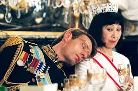 An ordinary speech therapist, married to the king's youngest son, suddenly finds herself queen when the monarch dies. Royal Palace De Valerie Lemercier 2004 Unifrance