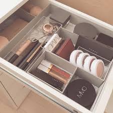 mizuna on instagram コスメ大好きだけど厳選したものしか持たないルールなので少ないです そうしないと無事破産するため スキンケアの方にお金かけがち コスメ収納 ドレッサー収納 引き出し収納 引き出しの中 整理整頓好き 持ちす 収納 トレイ
