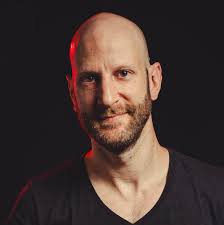 מעריצי סמולוויל? אליסון מאק שכיכבה בכל 10 העונות עסקה בסחר בבני אדם למטרות  מין! ב-20 באפריל 2018, מאק נעצרה על ידי ה-FBI והוגש נגדה כתב אישום בגין סחר  בבני אדם למטרות מין.