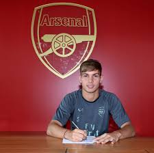 Emile smith rowe (born 28 july 2000) is an english professional footballer who plays as an attacking midfielder for premier league club arsenal. Emile Smith Rowe Signs A New Long Term Deal And Unai Emery Makes Statement On Youngster Arsenal True Fans