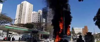 Estátua de borba gato é incendiada em são paulo. 1mrtyxdx6hharm