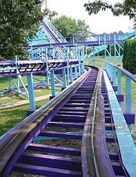 Pada roller coaster tersebut, sudah terdapat kereta yang berjalan di rel yang disediakan. Roller Coaster Wikipedia
