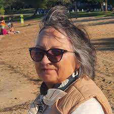 Aunque nos queremos convencer que es la ley de la vida, nunca estamos  preparados para despedir una madre. Vivió y disfruto cada pequeño momento y  se quejo muy poco de cada golpe,