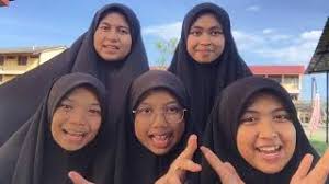Beberapa hari sebelum sambutan hari raya aidilfitri, cuaca sangat terik ketika berada dikampung. Karangan Hari Raya Aidilfitri Koleksi Karangan Bahasa Cute766