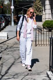 Uma Thurman, il completo casual chic per la primavera: da copiare