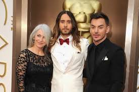 His iconic photobombs are the ones where he appeared in pictures with stars like matthew mcconaughey, jennifer lopez, diane kruger, kelly ripa and gigi hadid. Jared Leto Net Worth 2020 Lifestyle Family And Relationships Stanford Arts Review