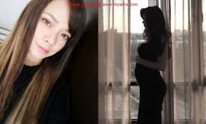 Nora danish 20 haziran 2006'da eski malezya parlamentosu başkanı tan sri ramli ngah talib'in ilk oğluyla evlendi , ancak temmuz 2008'de. Aksi Nora Dansih Baby Bump Terkini Curi Perhatian Baru Baru Ini Pelakon Nora Danish Yang Kini Sedang Hamil 17 Minggu Anak Pertamanya Hasil Hamil Artis Anak