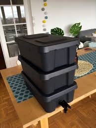 Lombricomposteur Diy Pour Appartement A Lyon Une Vie Partagee Lombricomposteur Composteur Appartement Compost Appartement