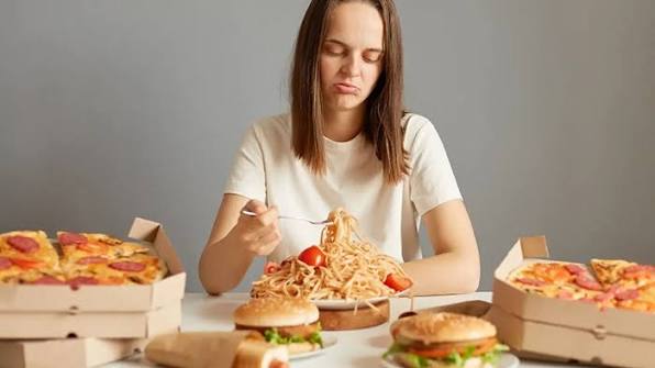 Căng thẳng stress ảnh hưởng đến ăn uống: Cách kiểm soát cơn thèm ăn