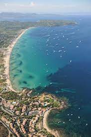 Situated directly on the vast sandy beach of pampelonne, a short distance from saint tropez, kon tiki village invites you to discover the tiki huttes. Illustration Photo Architecture Aerienne St Tropez France Dream Vacations Travel Around The World