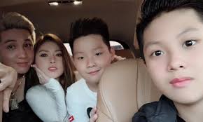 Kim jun see sở hữu cho mình vẻ ngoài xinh đẹp, duyên dáng cùng với khả năng diễn xuất tốt khiến một số vai diễn của mình trở nên xuất sắc và ngày càng được khán giả ủng hộ. CÆ° Dan Máº¡ng Phat Hiá»‡n Sá»± Tháº­t Vá» Con Trai Cá»§a Lam Cháº¥n Khang
