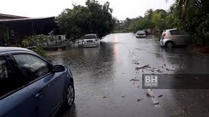 Berhati2 kepada pemancing yang turun di jambatan pulau pinang. Pulau Pinang Dibadai Ribut Banjir Kilat