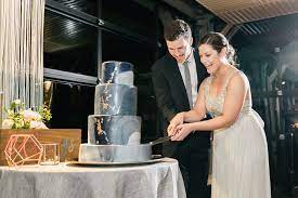 9 Tips For Freezing And Defrosting Your Wedding Cake For Your First Anniversary