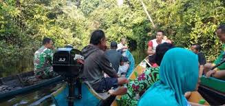 Dengan Sampan Babinsa Jangkang Turut Cari Nenek 73 Tahun Yang Hilang Saat Memancing Memancing Nenek Sungai