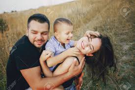 Los juegos tradicionales y populares son un puente perfecto para unirnos, reunirnos y divertirnos. Joven Familia Con Un Nino Divertirse Jugando Juegos Al Aire Libre Se Aman Fotos Retratos Imagenes Y Fotografia De Archivo Libres De Derecho Image 66141921