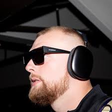 The Official Washington Huskies Marketplace for NIL Deals