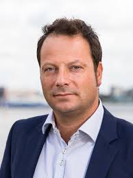 1992 och 1994 åkte man ut mot danmark och brasilien som skulle komma att vinna respektive turnering. Guus Skilled