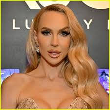 Rose Muniz's Instagram, Twitter & Facebook