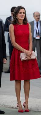 Lo mejor de la temporada de la firma que se ha convertido en la preferida de doña letizia. Letizia Con Vestido Rojo De Carolina Herrera Para Recibir A La Seleccion Nacional De Baloncesto En El Palacio De La Zarzuela Moda El Mundo