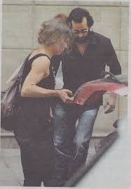 Βαρύ πένθος για την οικογένεια του ελληνικού τραγουδιού αποτελεί η απώλεια του σπουδαίου ερμηνευτή αντώνη καλογιάννη ο οποίος έφυγε από τη ζωή σε ηλικία 81 ετών. O Proedros Ths Spinalogkas Me Tis Gynaikes Ths Zwhs Toy Des Fwtografies