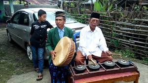Redap dimainkan dengan cara dipukul pada bagian membrannya,. Kelintang Dan Redab Alat Musik Tradosional Mengiringi Tari Adat Kedurang Bengkulu Selatan Youtube