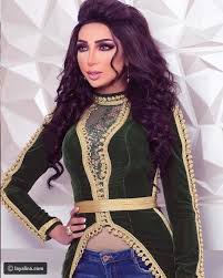 قفطان دنيا بطمة العصري من المخمل الأخضر Fashion Dresses Clothes