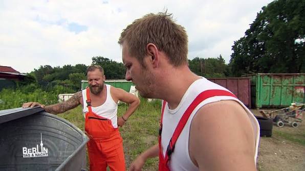 Ole im Müllcontainer gefangen (Video) - Berlin - Tag & Nacht - RTLZWEI