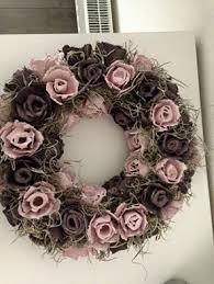 Krans Van Eierdozen Mit Bildern Diy Papierblumen Papierrosen Eierkarton Basteln