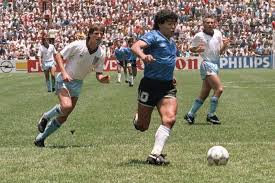 Aquel polémico con la mano (la mano de dios) y el mejor de todos los tiempos, el del siglo, apilando rivales y desparramando su talento ante los ojos del. Evnz28i3c1l47m