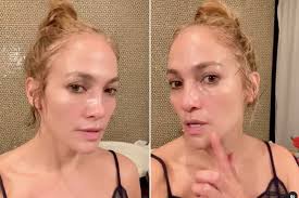 Jennifer lopez в марте 2021 года стали появлятся слухи о том, что влюбленные расторгли помолвку. Jennifer Lopez Shuts Down Instagram Troll Over Botox Comments