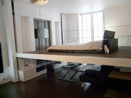 Oui, j'ai beau voir le ciel, l'oiseau rien, rien ,rien, ne luit là haut les anges, zéro, je suis blanc de peau. Une Chambre Qui Descend Du Plafond Pour Un Interieur Optimise