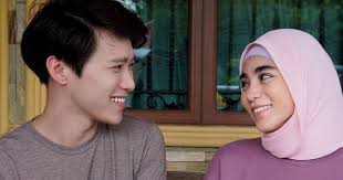 Bagi yang terlepas tayangan di tv, boleh layan online di bawah ini. Rahsia Hati Perempuan Episod 22 Kepala Bergetar Rory Vincent