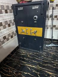 दिल्ली की 'ड्रग्स क्वीन'    भाT की पुतरिया अग्रवाल बेटी चंद्रकांता सिहा और रानी बिटिया & प्रियंका ढीली की पो न द और इंदिरा मरी     ने घर की खिड़की से करोड़ों की दौलत कैसे  बनाई, बड़ी गजब है कहानी | delhi-drugs-queen-kusum-sultanpuri-drug-trade-windows-rope-baskets-secret-exposed  ...