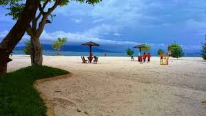 Pantai ini menawarkan suasana sepi dari pengunjung. Pantai Laguna