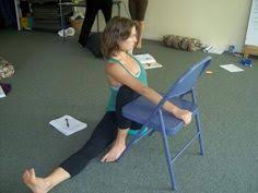 50 Dias 50 Posturas Dia 43 Postura Dedicada Al Sabio Marichi Ii Yoga Con Silla Posturas De Yoga Restaurativas Posturas De Yoga