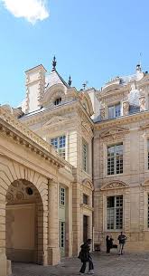 Hotel De Sully Place Des Vosges L Architecture Francaise Architecture Americaine Place Des Vosges