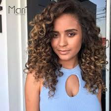 Um #Tbt desse cacheado iluminado e cheio de vida!!! Não tem como não se  apaixonar, ficou lindíssimo 😍😍😍 #VempraMari #MariCabeloeEstética  #CabeloIluminado #Transformação #CabeloLindo #Wella #Hair Agende seu  Horário ☎ 3414-1380