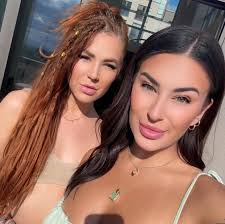 Big smiles all around. Living with my sister and brother in law for the  summer. •