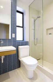 Meski ukurannya terbatas, desain kamar mandi kecil yang nyaman, terasa luas dan bebas suram bisa kamu miliki. Desain Kamar Mandi Minimalis Radea
